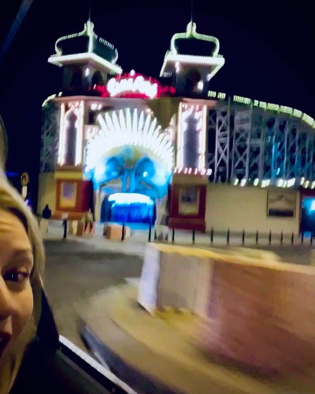 エミリー・デ・レイヴィンさんのインスタグラム写真 - (エミリー・デ・レイヴィンInstagram)「#lunapark #melbourne #australia @lunaparkmelb 🎡🎢 💖」12月21日 22時08分 - emiliede_ravin