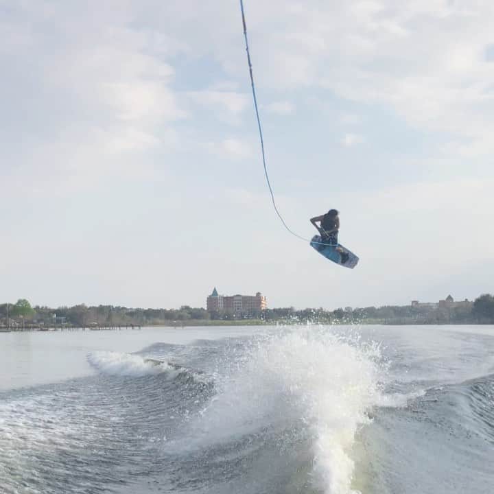 のインスタグラム：「Winter but still summer in Orlando😂🙌🏻🌴 Haven’t done this one for a while it’s time to bring back some old one😎🔥 📹: @guentheroka」