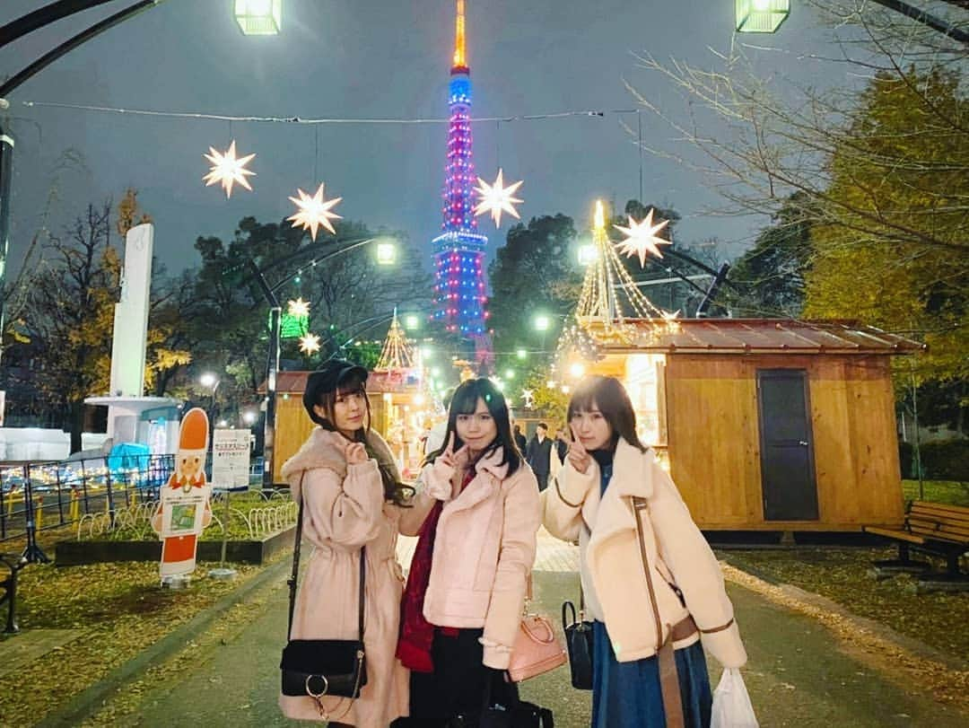 小田桐奈々さんのインスタグラム写真 - (小田桐奈々Instagram)「クリスマスピラミッドと 東京タワーのコラボレーション とっても綺麗でした…🔔❤💚 * * ホットチョコレート ブルスト☺️ みらんがおすすめしてくれた 魅惑のアプフェルクーヘンも🍎 色々食べてきたよ😋🍴✨ * * * #はじめての #東京クリスマスマーケット #芝公園 #御成門 #素敵な空間 #また来たい 🎄🎅 #にゃみらさお」12月21日 22時19分 - odagirinana