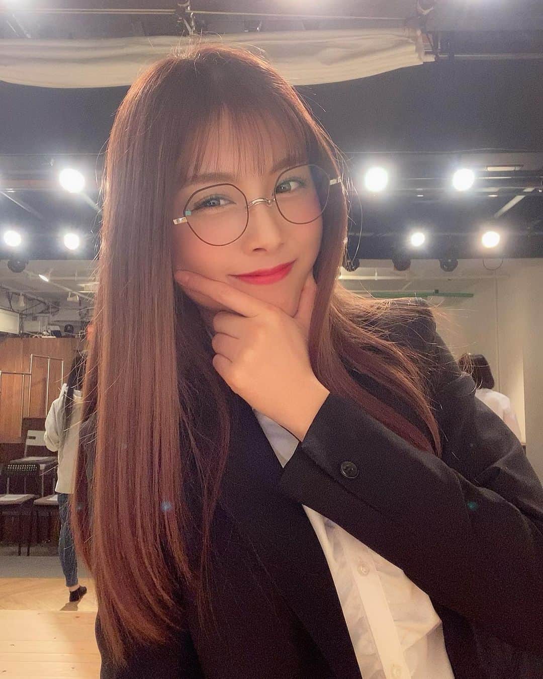 麻衣愛のインスタグラム：「仕事できそうに見えますか？？👀 . #キャリアウーマン #バリキャリ #スーツ #スーツ女子 #スーツスタイル #めがね女子 #眼鏡女子  #メガネ女子 #舞台 #衣装」
