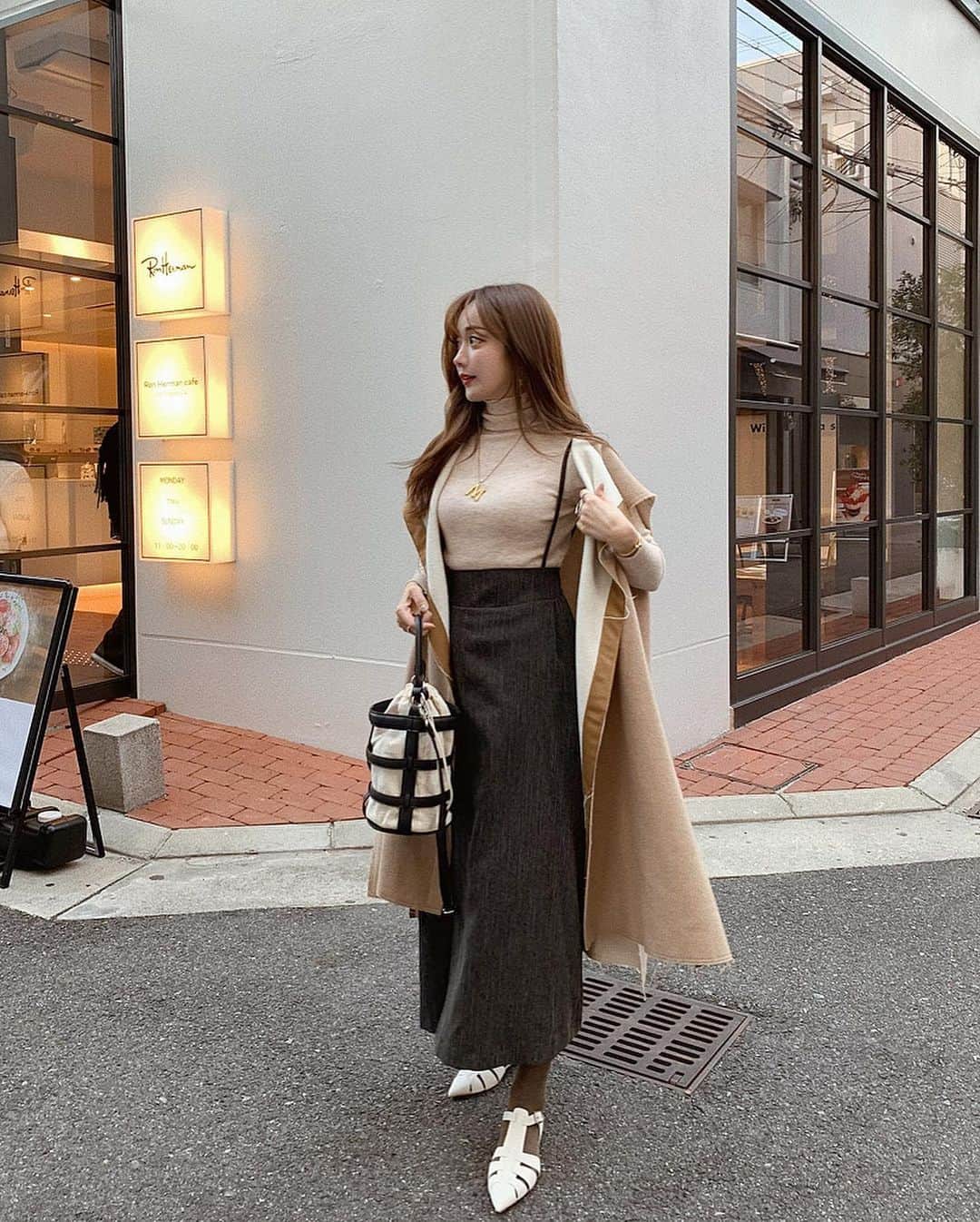 ___mikik___さんのインスタグラム写真 - (___mikik___Instagram)「しふく 🥨 ⠀ 大好きサスペンダースカートと、今年着倒してるジレ♥︎ ⠀ タイツはブラウン🦘 ⠀ 髪伸びたなぁ~ ⠀ gilet…#yori tops、skirt、bag…#hyeon shoes…#dior」12月21日 22時13分 - ___mikik___