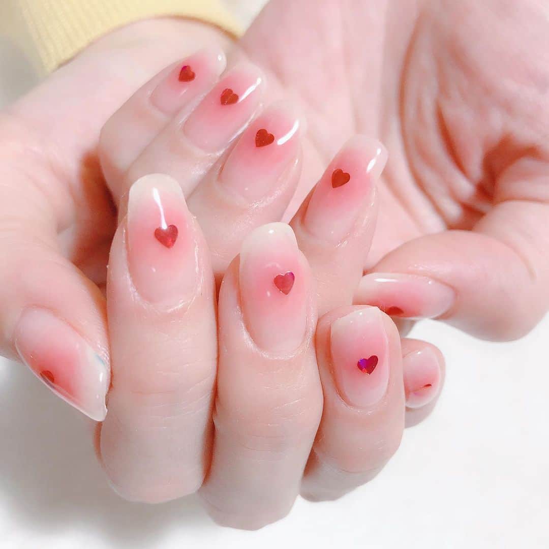 なかやまちえこのインスタグラム：「鉄板の可愛い♡ #nail #nails #nailart #ネイル #美甲 #ネイルアート  #clou #nagel #ongle #ongles #unghia #japanesenailart #manucure #네일 #젤네일 #네일아트 #네일리스트 #japanesenails #manicurist #gelnails #أظافر #チークネイル #ハートネイル #heartnails #中村裕子 さん PREGEL S119レディクールピンク（一度塗り） PREGELミューズ S129クリアレッド、S065クリアピンク」