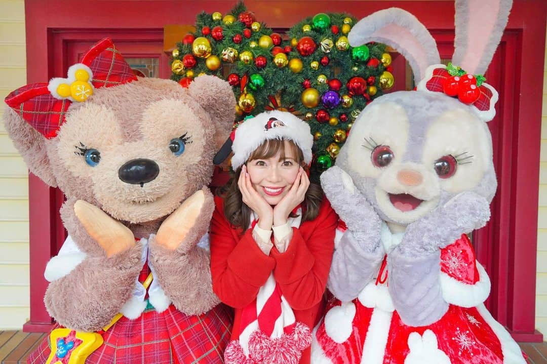 あいにゃんさんのインスタグラム写真 - (あいにゃんInstagram)「奇跡の3ショット〜😍🎀💝🎁🎄💗💕 . 上海ディズニーランドでシェリーちゃん🐻🎀ルーちゃん🐰🎀のペアグリをしてきました〜😍😍😍💭 . クリスマス🎄衣装を着たキャラクターたちと会えるなんて、ほんっとに可愛いしか言葉の出ない夢のような時間でした、、、🤤💗💕よだれ。 . #上海ディズニーランド　#上海ディズニー　#シェリーメイ　#ステラルー　#クリスマスディズニー　#上海迪士尼乐园 #ディズニーコーデ　#shanghaidisneyland」12月21日 22時23分 - ainyan_0302