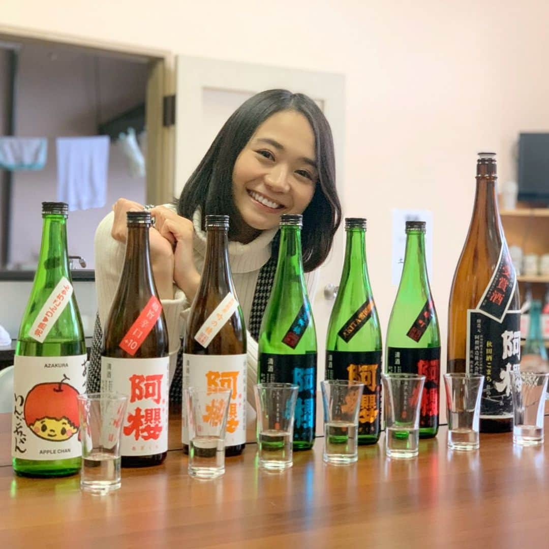 緑川静香さんのインスタグラム写真 - (緑川静香Instagram)「【しーたん日本酒録】﻿ ﻿ 阿櫻酒造@秋田﻿ 阿櫻、りんごちゃん﻿ ﻿ ピーク時は雪に包まれるほど積もるという、まさに「秋田流寒仕込み」で酒造りの文化を守り続けている。﻿ ﻿ 蔵は、いわゆる蔵造りではなく工場のような、はたまた学校の校舎のような酒蔵。﻿ コンクリート造りなので夏でも5度くらいを保てるそう。﻿ ブドウ畑が一面に見える中での酒造り、収穫の時期は畑の人達は手を振ってくれるという微笑ましいエピソードも☺️﻿ ﻿ 照井杜氏の情熱、人柄が蔵人達をまとめ、それがいい酒に繋がってる、まさにワンチーム。﻿ ﻿ 阿櫻の出す独特の酸は食事との相性も良い。﻿ 寒で仕込んだものを燗で頂く、それが私の阿櫻の飲み方。﻿ ﻿ #しーたん日本酒録 #唎酒師 #日本酒 #日本酒女子 #酒蔵 #酒蔵見学 #酒蔵巡り #秋田 #阿櫻酒造 #阿櫻 #りんごちゃん #sake #sakebrewery #sakestagram #일본술  #かまくらの中で飲む酒は美味しそうだなぁ #なんならかまくら作りたいw #太一さん、照井杜氏、ありがとうございましーたん☺️」12月21日 22時27分 - midorikawa_shizuka