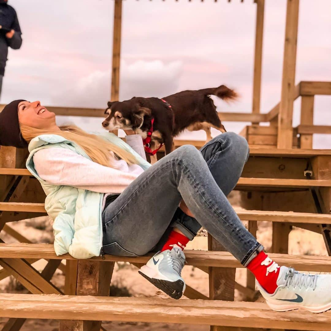 アンナ・リシコヴァさんのインスタグラム写真 - (アンナ・リシコヴァInstagram)「Hope you’ll have a good weekend! That was a really nice moment! Тhis cute little fluffy came to share sunset with me💕 ____________________________________________  Один з найкращих моментів дня!  Цей милий пухнастик прийшов розділити зі мною захід сонця💕 _____________________________________________ #dog #friend #cutedog #cutty #fluffy #dogloverstagram #dogoftheday #sunsettime #weekendmood #sunsetonthebeach #sunsetlover #nike #christmasmood #christmassocks #portugal #algarve #trainingtime #timetorelax #newfriendship #inlovewithportugal」12月21日 22時37分 - anna_ryzhykova