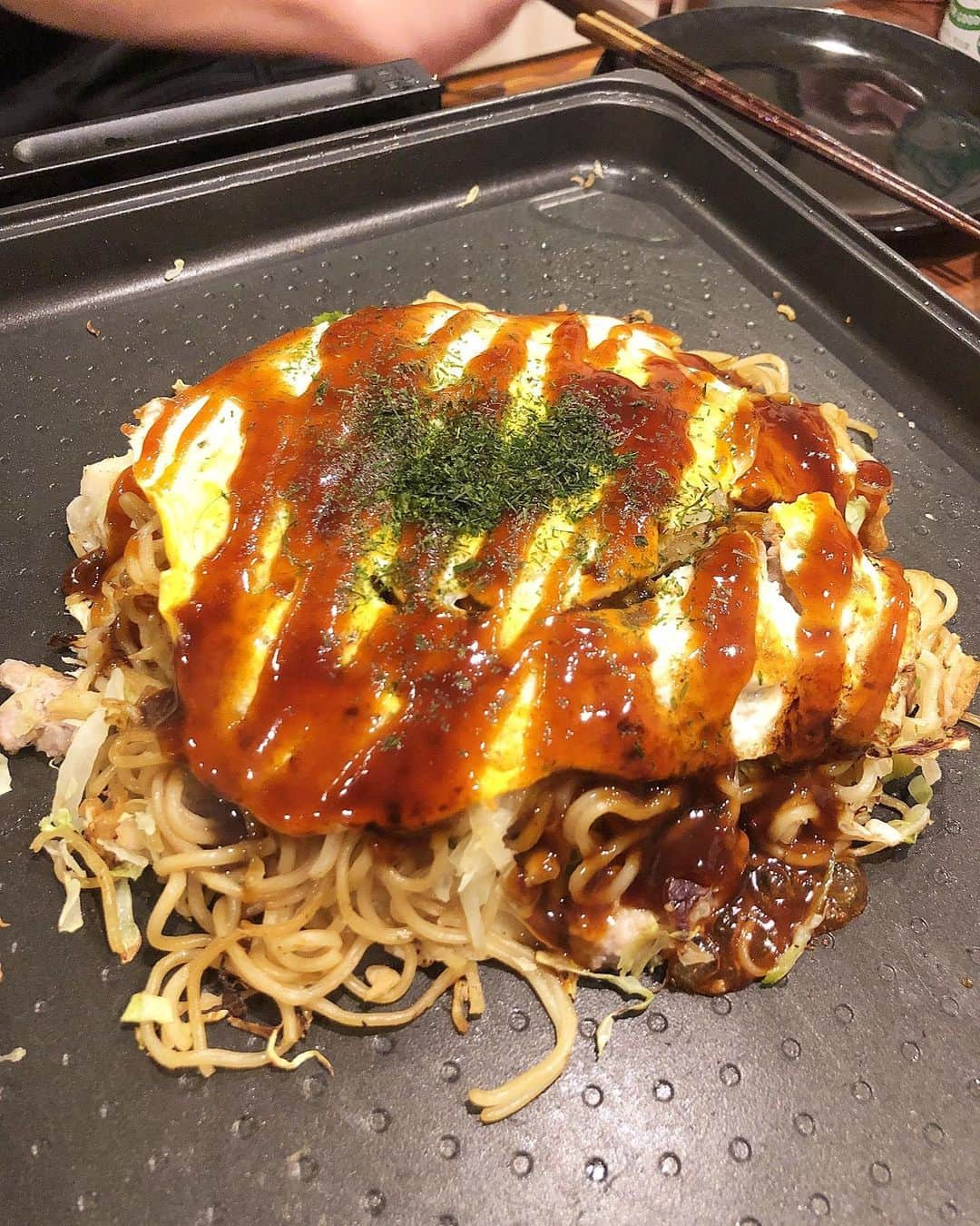 みきママさんのインスタグラム写真 - (みきママInstagram)「【ホットプレートで広島焼きです！！】﻿ ﻿ ﻿ ﻿ ﻿ ﻿ ﻿ ﻿ 広島焼きのキットで晩御飯にしよう‼️旦那、よろしく〜‼️﻿ ﻿ ﻿ ﻿ ﻿ ﻿ ﻿ ﻿ ﻿ ﻿ 広島焼きを作ってる間に私は筑前煮とカツ煮を作ります。﻿旦那と分担です。﻿ ﻿ ﻿ ﻿ ﻿ ﻿ ﻿ ﻿ 旦那「広島焼き、難しい。」ってさ。2回ひっくり返すんだけど、具が飛び散るってさ。﻿ ﻿ ﻿ ﻿ ﻿ ﻿ ﻿ ﻿ ﻿ ﻿ 杏ちゃん「パパおいしー。」﻿めちゃうまだね！！ ﻿ ﻿ ﻿ ﻿ ﻿ ﻿ ﻿ ﻿ ﻿ すると、れんちび「カツ煮すきなんだよねー。」﻿ってさ。明日も模試です。れんちびは、入試まであと1ヶ月半です。﻿ ﻿ ﻿ ﻿ ﻿ ﻿ ﻿ ﻿ ﻿まじ、怖っ。 ﻿ ﻿ ﻿ #みきママ #ホットプレート #広島焼き  #カツ煮 #受験生 #fnceats #foodnetwork」12月21日 22時31分 - mikimama_official