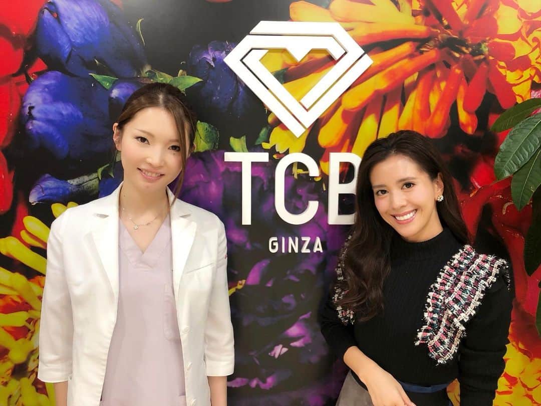のインスタグラム：「. 永峯院長(@tcb_nagamine)と☺️💗 . #東京中央美容外科銀座院 (@tcbginza)で 「ソノクイーン ハイフ」の施術を受けてきました✨ . メスや注射不要🙅‍♀️ お肌に照射するだけで引き締め＆リフトアップ効果👏 （スライドして動画見てね👉） . ピリピリっとちょっと痛みがある部分もあるけど、 フェイスラインがシュッ🙌となるならと🧐 . 施術後、さっそくリフトアップ効果が分かりました❣️ 即効性にもビックリしたけど、 時間が経てばさらに効果が分かるということで これからが楽しみです🥺 . #リフトアップならTCB東京中央美容外科 #美容整形ならTCB東京中央美容外科  #PR #東京中央美容外科  #美容外科  #銀座  #永峯祥子 #ソノクイーン  #リフトアップ  #ハイフ  #HIFU」