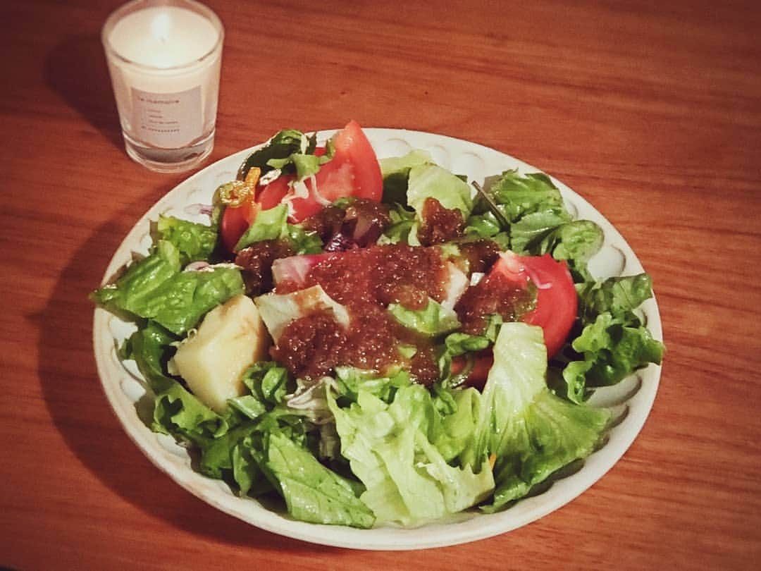 保坂玲奈さんのインスタグラム写真 - (保坂玲奈Instagram)「♡_______dinner 🥗 . . ○師走も真っ只中、 帰りが遅くなる日は 注文してから切って 盛り合わせてくれる 八百屋さんの #サラダボウル が 最近の晩御飯。 . . ○八百屋さんのだけあって たくさんの品目のお野菜で #ビタミン摂取 🥰 ○ #アボカド の追加トッピングで 良質な #脂肪酸 ( #オレイン酸 )摂取😳 . . ○ #身体を冷やす野菜 も入っている＋ タンパク質不足なので 今日は #カゼイン 多めの #グラスフェッドプロテイン を 温めて飲んだよ😌 . . ○ドレッシングは最近勉強中の #美容栄養学専門士 の認定講座で 先生に教えてもらった #玉ねぎドレッシング ✨ . . ○自分用メモ としても みんなに #レシピ をシェア💓 . . 〜玉ねぎドレッシング〜 . ・玉ねぎ2/1 ・ニンニク1かけ ・オリーブオイル大さじ4 ・醤油大さじ2 ・お酢大さじ2 (私は砂糖少なめにしてりんご酢にした) ・砂糖大さじ1 (三温糖でもあり) ・みりん大さじ1 ・酒or白ワイン大さじ1(私は白ワインビネガーにした) ・(必要なら塩ひとつまみ) . . ○全てを #フードプロセッサー にかけて煮詰める。 とろみがあるくらいになったら完成！ . . ○すっごく簡単で サラダのドレッシングだけじゃなく、 お肉のソースにしても美味しい🥰 . . . ○2枚目は半年ぶりくらいに 測った体重計。 体重計の数字に惑わされない事。 体重計乗るくらいなら鏡見ることがおすすめ！ . ○人間だもの🤭体に良くないものも たまに食べてるけど、 思ったより体重安定してたのは 知識のおかげと日頃のトレーニングだと思う🤭 . . . _____________________________♡」12月21日 22時32分 - __renao_0707