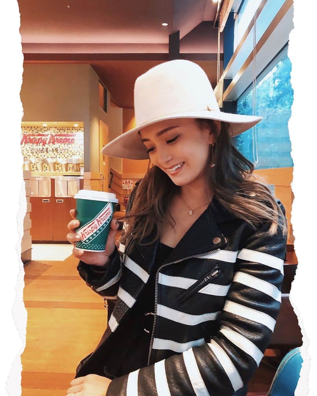 谷口紗耶香のインスタグラム：「offday ☕︎ もうすぐ Christmasだね。🎄 ・ １２月はじめから 子供達が順番に風邪をひき、 なんとかなんとか 「気合いだーっ‼️」 って 気張って来たんだけど、 負けそう…。 ・ 寝てらんないしなぁ…やるしかないよね、mamaは。🙄 ・ 笑🤘🏽 ・ みちねーのHAT使えすぎてサイコー💕😊」