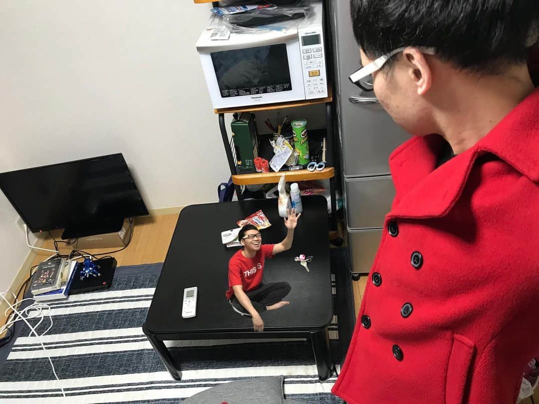 岡下雅典のインスタグラム：「家帰ってきたら机の上に小さい俺がいた。 ビックリするがな。 おっす！やあらへんがな😅」