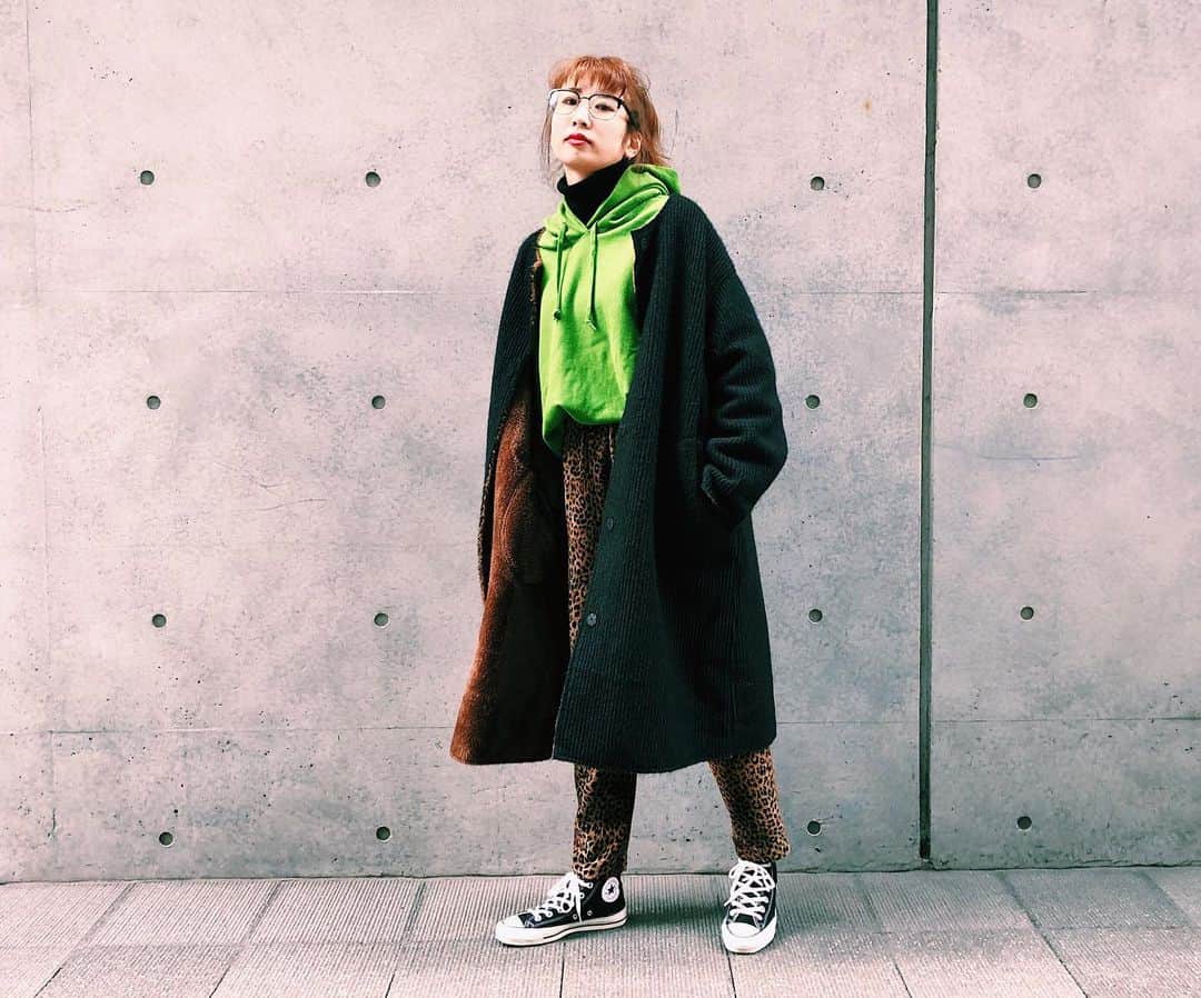 のインスタグラム：「🦜🦜🦜　photo by @ma22ki.s  #UNIQLOU のパーカーお気に🤢 #usedmix#uniqlo#mansant#converse#mmhrstyle」