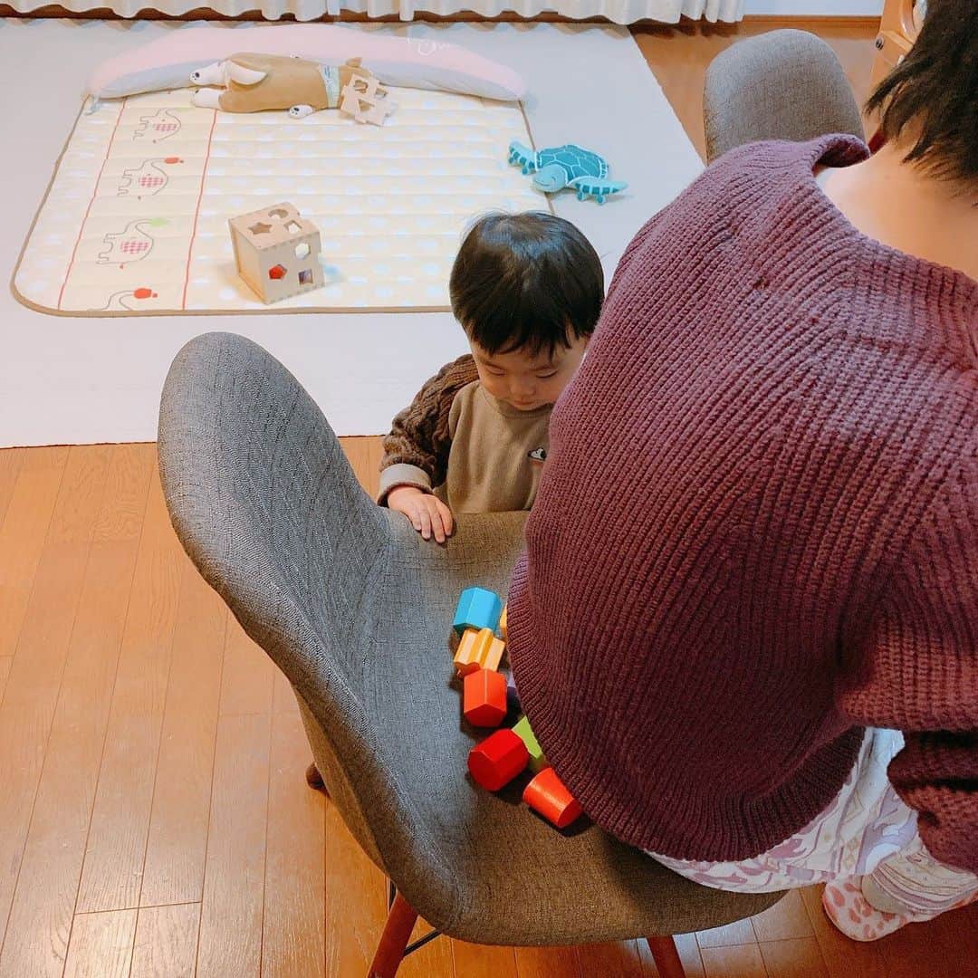 百千糸のインスタグラム：「ママのところに持ってくる^_^  少しずつ言葉を理解し始めて、 ・頂戴と手をだすとくれる ・ないないして→片付ける  など色々意思の疎通が出来るようになってきました^_^」