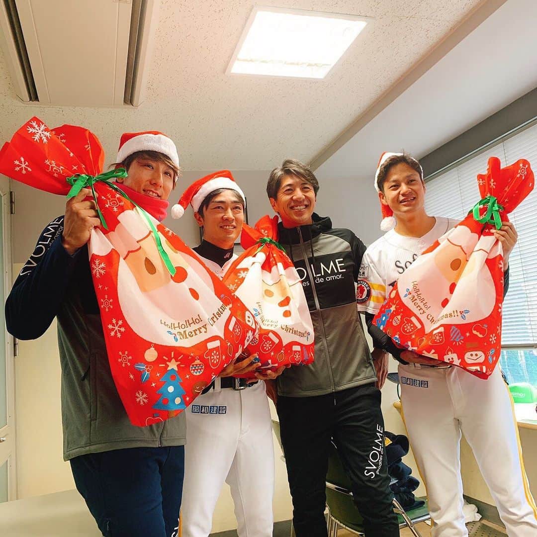福田秀平のインスタグラム：「今日は熊本で社会福祉施設に訪問させていただきました。 その後、熊本地震復興支援野球教室で子どもたちと野球をしてきました^_^ 学園のみなさんと子ども達から逆にたくさんのパワーをいただいきました。 今年も残りわずか。 みなさんも元気に年を越しましょう。 僕は自主トレ頑張ります！ #和田毅 さん #大竹耕太郎  #2020年は3人とも #怪我なく無事に #1軍の舞台で #田中大貴 さん #ありがとうございました #福田秀平  #スボルメ」