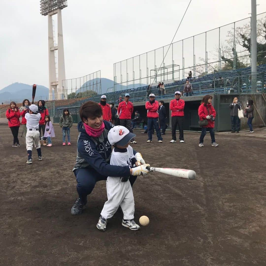 福田秀平さんのインスタグラム写真 - (福田秀平Instagram)「今日は熊本で社会福祉施設に訪問させていただきました。 その後、熊本地震復興支援野球教室で子どもたちと野球をしてきました^_^ 学園のみなさんと子ども達から逆にたくさんのパワーをいただいきました。 今年も残りわずか。 みなさんも元気に年を越しましょう。 僕は自主トレ頑張ります！ #和田毅 さん #大竹耕太郎  #2020年は3人とも #怪我なく無事に #1軍の舞台で #田中大貴 さん #ありがとうございました #福田秀平  #スボルメ」12月21日 22時49分 - fukudashuhei7