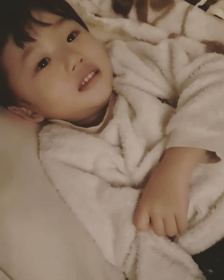 山上紗和 のインスタグラム：「ぼく寝てないよ～😴」