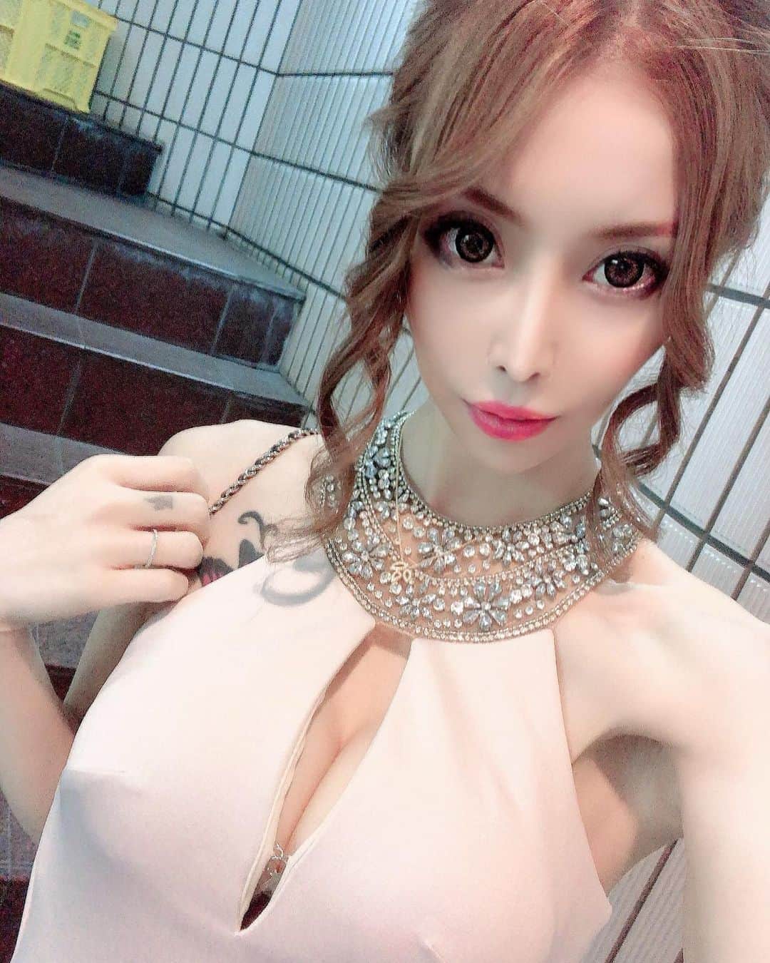 高橋沙弥華のインスタグラム：「今年もあと少し🥺💓 絶賛連勤中🤧🤧 #寒すぎる #風邪引かないでね #アップ #パーティーヘア #バックステージ #歌舞伎町 #ドレス #beige」
