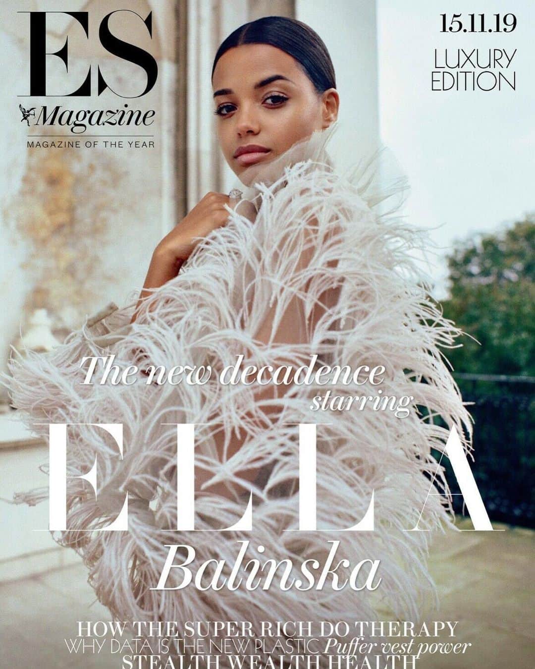 Valentinoさんのインスタグラム写真 - (ValentinoInstagram)「In Beckenham Place Mansion, @ellabalinska wore a white feather dress from #ValentinoFW19 for the cover of @eveningstandardmagazine.」12月21日 22時58分 - maisonvalentino