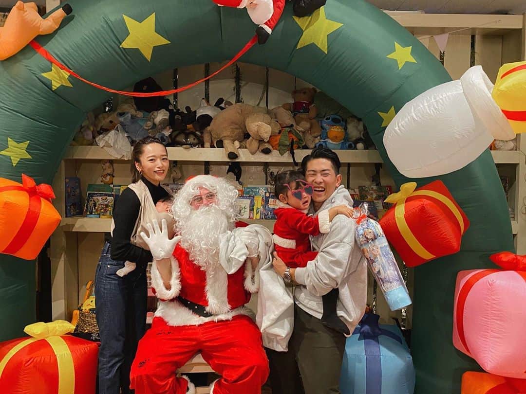 近藤千尋のインスタグラム：「スクールのクリスマス会🎄🎅 今年も楽しかった~❤️ 先輩ママのお話も聞けるし 十愛や美羽と同じくらいの兄弟のお友達も沢山いて。。☺️ ご飯も美味しかったです🎂💖 去年出来なかったことができてたり 母、感動しました🥺  そしてサンタさんに爆泣きでした。笑 サンタコスは、Amazonで 買いました😍✨ #泣いて笑って楽しい時間  #お友達沢山嬉しかったね #動き回りすぎて抱っこ紐がズレてる　笑 #オデコツルピカ夫婦」