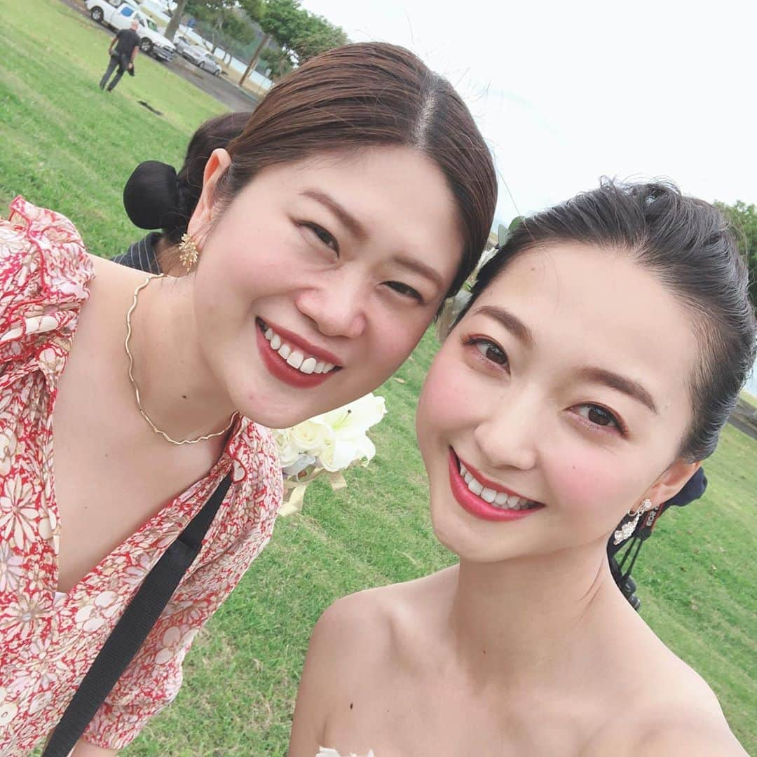 畠山愛理さんのインスタグラム写真 - (畠山愛理Instagram)「いつもお仕事の撮影などでお世話になっているGeorgeさん　@george828 に、結婚式でもヘアメイクをやって頂きました＾＾肌の悩みから相談にのってくださり、ドレスやブーケにあったヘアメイクを、楽しくお話ししながらササっと変身させてくれました♡実は昨日の撮影もGeorgeさん🌸お忙しい中、本当にありがとうございました✨  2枚目は…挙式後緊張がとけていつもの変顔を取り戻した旦那さん😂笑」12月21日 23時07分 - airihatakeyama