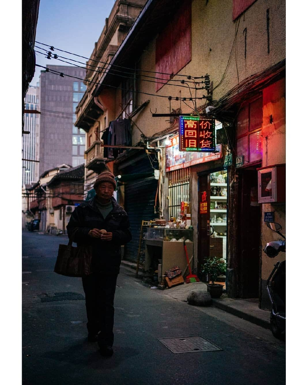 VuTheara Khamさんのインスタグラム写真 - (VuTheara KhamInstagram)「The Old City of Shanghai, China (2019)⛩️ 🇨🇳 Which one do you prefer? 🤔 The Old City is the area inside the ancient walled city of Shanghai, it’s one of the most picturesque areas of the city, with many buildings in traditional Chinese style.  #aeroflotshanghaistory」12月21日 23時17分 - vutheara