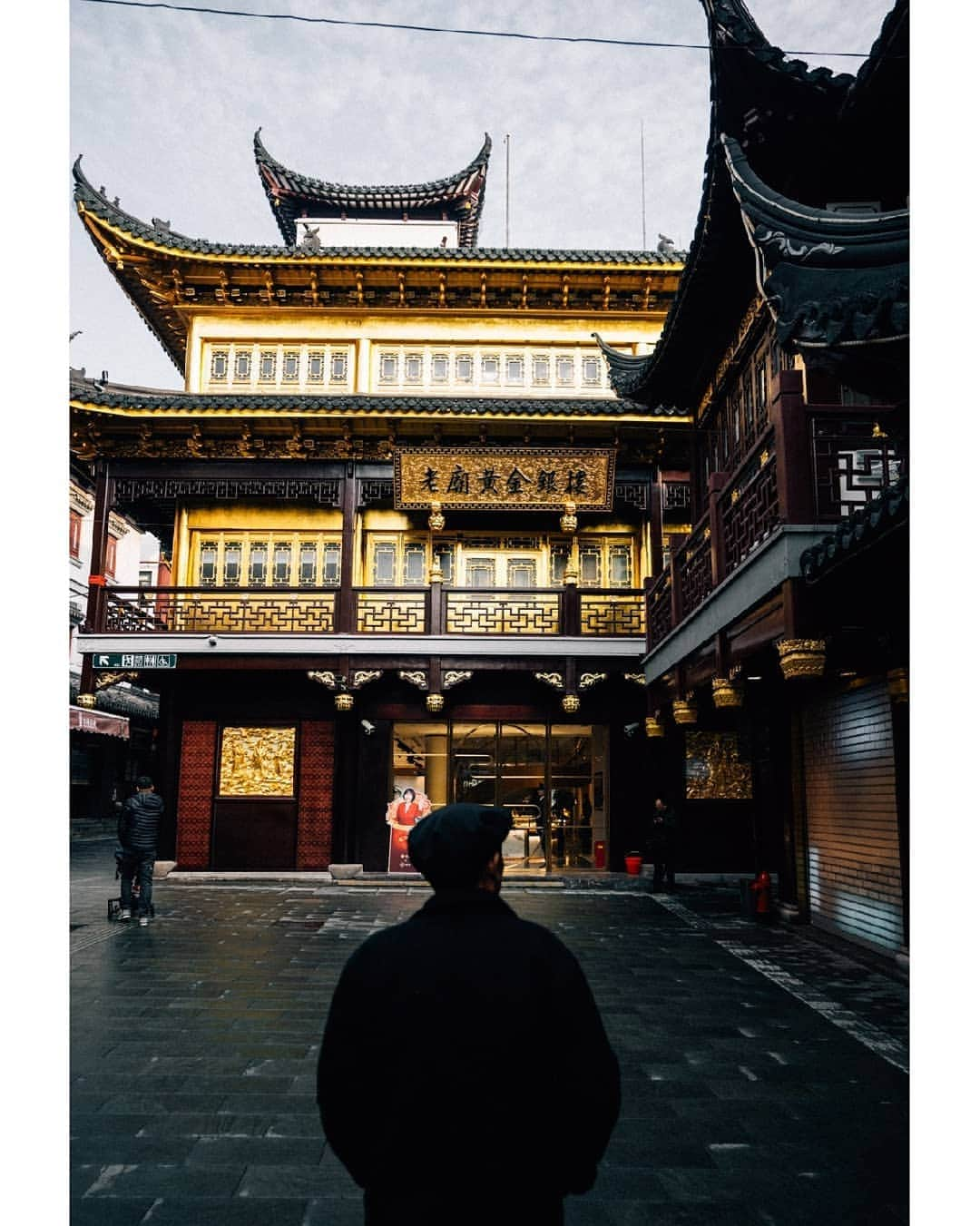 VuTheara Khamさんのインスタグラム写真 - (VuTheara KhamInstagram)「The Old City of Shanghai, China (2019)⛩️ 🇨🇳 Which one do you prefer? 🤔 The Old City is the area inside the ancient walled city of Shanghai, it’s one of the most picturesque areas of the city, with many buildings in traditional Chinese style.  #aeroflotshanghaistory」12月21日 23時17分 - vutheara