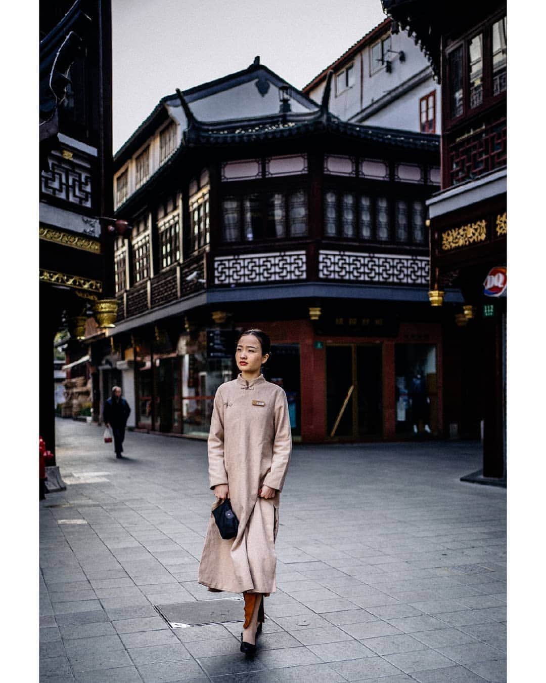 VuTheara Khamさんのインスタグラム写真 - (VuTheara KhamInstagram)「The Old City of Shanghai, China (2019)⛩️ 🇨🇳 Which one do you prefer? 🤔 The Old City is the area inside the ancient walled city of Shanghai, it’s one of the most picturesque areas of the city, with many buildings in traditional Chinese style.  #aeroflotshanghaistory」12月21日 23時17分 - vutheara