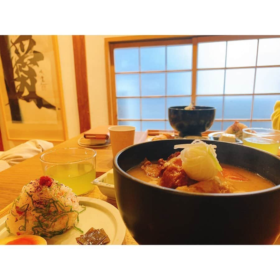 西村志野さんのインスタグラム写真 - (西村志野Instagram)「＊ 美味しいお味噌汁のお店に 行ってきました。 ＊ 大きな野菜がたっぷりの豚汁と 梅のおにぎり。  身体に染み渡る優しいランチでした✨ ＊ #misojyu #ランチ #お味噌汁 #asakusa #浅草グルメ #cafe #武田双雲 さん #soupandrice #お味噌汁専門店」12月21日 23時29分 - shinonishimura_