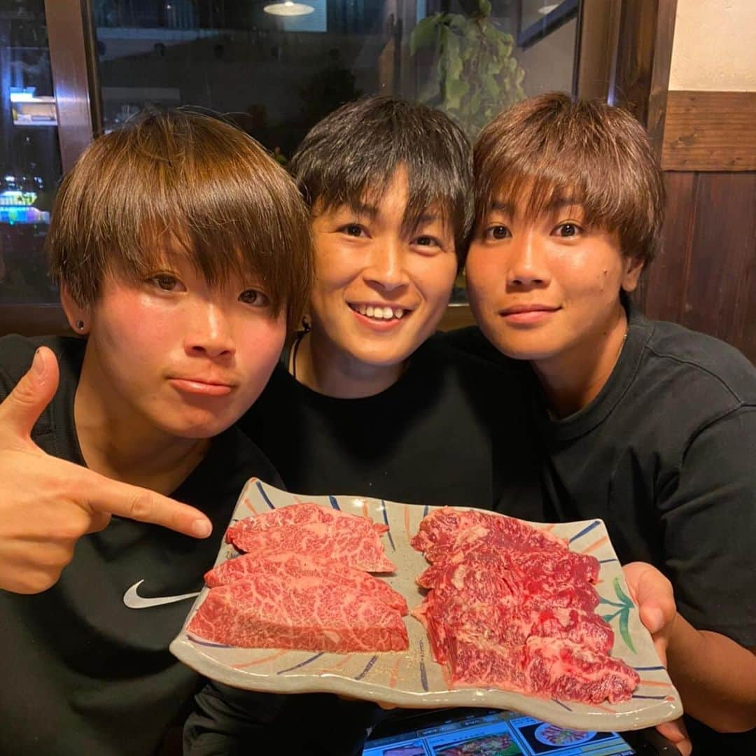 田中明日菜のインスタグラム：「今日はジーニャスクリニック⚽️ 天気は雨予報☂️でも晴れたぞ☀️ よっ晴れ女🙋‍♀️ 明日はジーニャスカップ🏆 明日も晴れますように☀️ #晴れ女はだれや#石垣牛#ジーニャス」