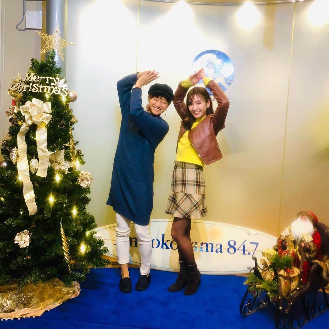 福島和可菜さんのインスタグラム写真 - (福島和可菜Instagram)「今日のFMヨコハマのスタジオは、クリスマス仕様🎄🎁🎅 明日は…御岳でイベントです⛰  よろしくお願いします🏃🍖🍺 #Merry #Xmas #christmas #クリスマス #tree #FM #ヨコハマ #DJ #パーソナリティー #でもある #ほのか ちゃん #と #美女 #美人 #可愛い #姉さん見とれちゃう #ランナー #でもあります #富士登山競走 #も走ってるよ #駅伝 #でも一緒だった #love #running #ランドマークタワー #🎄 #⛰ #🏃 #❤ #😍」12月21日 23時28分 - fukushimawakana