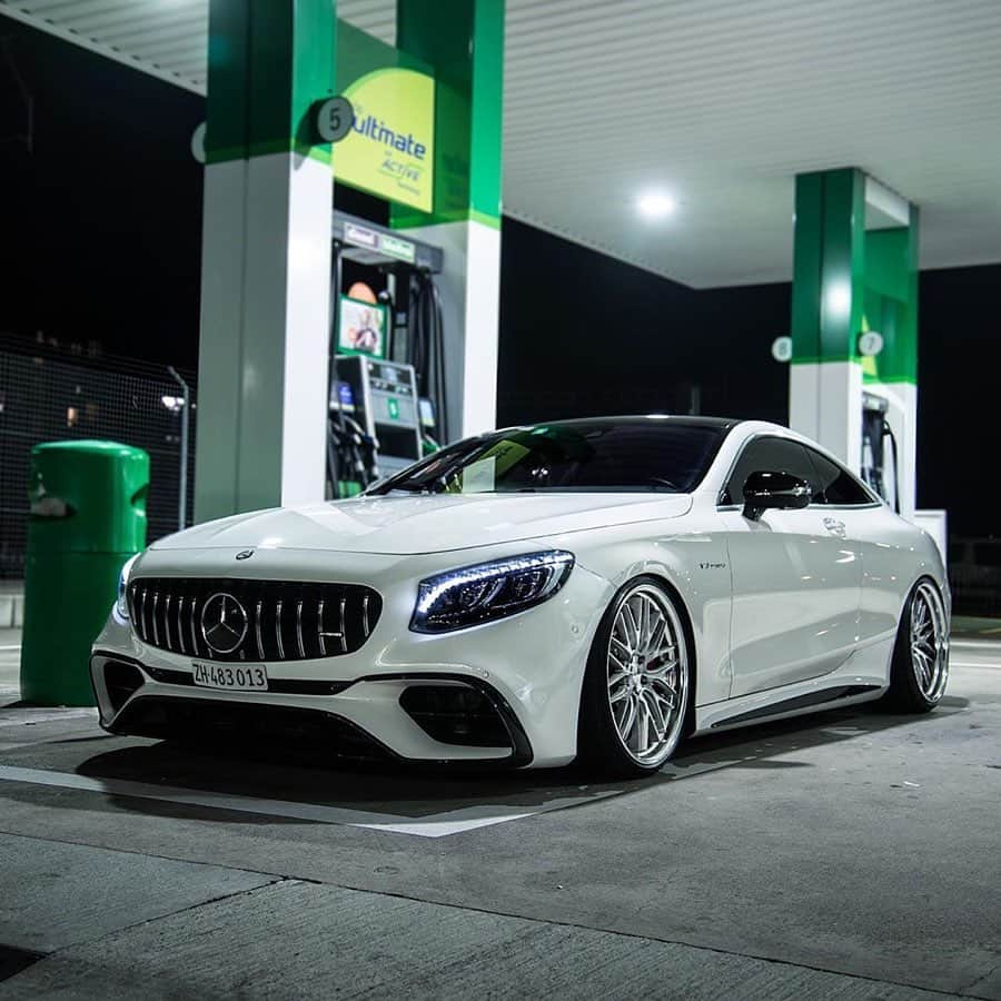 CARLiFESTYLEさんのインスタグラム写真 - (CARLiFESTYLEInstagram)「Is the S63 AMG Coupe worth $180,000+? Photo by @srs_swissrichstreets #carlifestyle #S63AMG」12月21日 23時28分 - carlifestyle