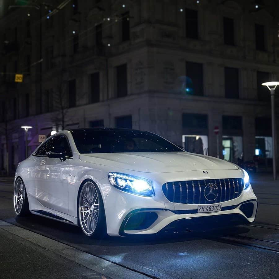 CARLiFESTYLEさんのインスタグラム写真 - (CARLiFESTYLEInstagram)「Is the S63 AMG Coupe worth $180,000+? Photo by @srs_swissrichstreets #carlifestyle #S63AMG」12月21日 23時28分 - carlifestyle