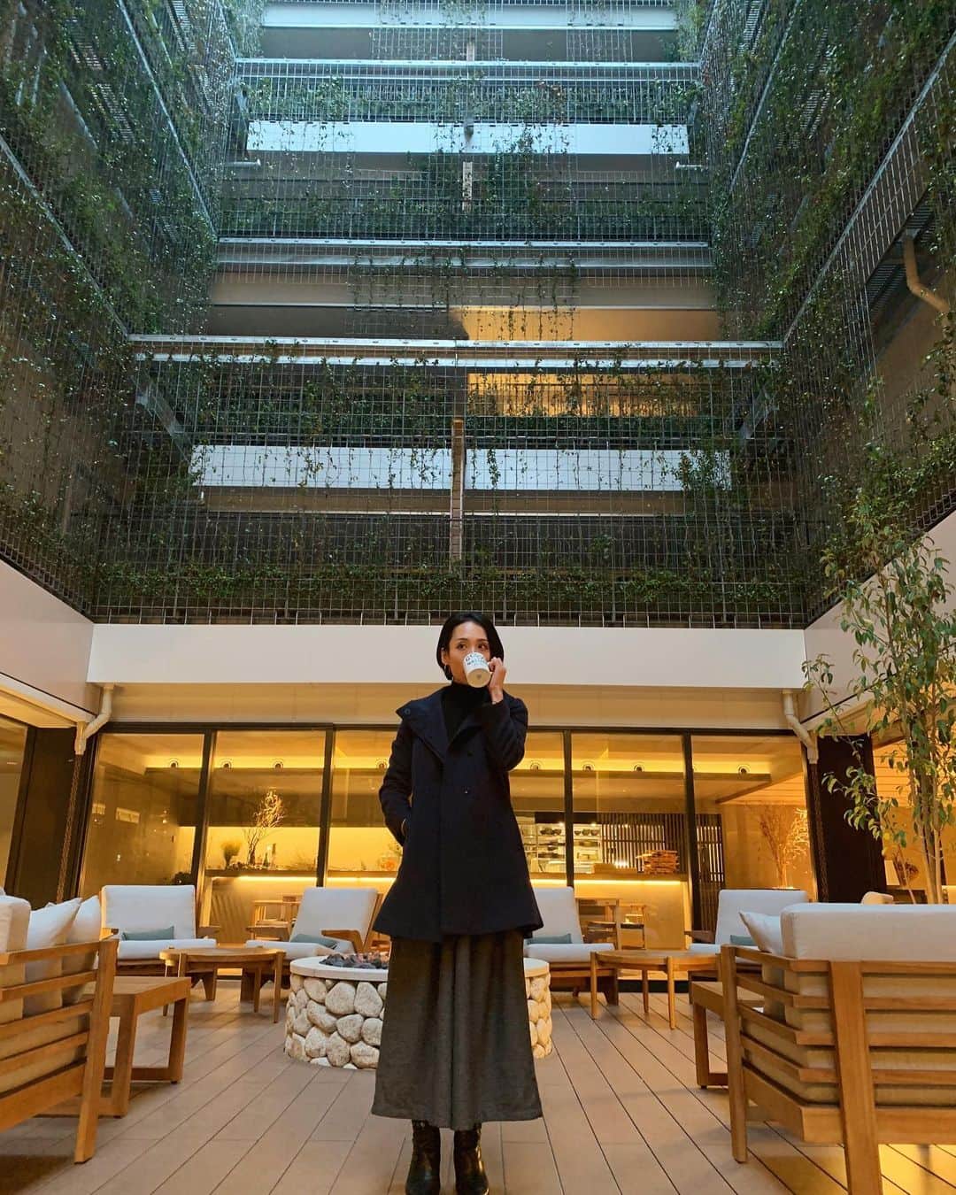 Miho Tanakaさんのインスタグラム写真 - (Miho TanakaInstagram)「#coordinate ﻿ ﻿ 夫婦みずいらず。﻿ 京都。﻿ 新しいホテル。﻿ ﻿ __________________________﻿ ﻿ ﻿ コート：﻿ @openingceremony  ニット： @uniqlo  パンツ： @coca_official_store  ブーツ：　#paolaferri﻿ アクセサリー： #レスブリス﻿ ﻿ _____________﻿ ﻿ 気に入ったら毎日同じアクセつけてしまう癖を持ってる人間🧑☝️ほんま使いやすい。﻿ ﻿ _____________﻿ ﻿ ﻿ ⚡️ MIE ⚡️﻿ 164cm／51kg／24.5cm／Mサイズ　﻿ ﻿ _____________﻿ ﻿ ﻿ ﻿ ﻿#goodnaturestation  #グッドネイチャーステーションホテル #kyoto #京都 ﻿ ﻿ ﻿ #fashion #instafashion #mamafashion﻿ #mama #ootd #outfit #code #style #collection #look #ファッション　#コーディネート　#ママファッション　#ママコーデ　#シンプルコーデ　#大人カジュアル　#ハンサムショート　#黒髪　#黒髪ショート　　#openingceremony  #uniqlo  #coca」12月21日 23時39分 - mie__blogger