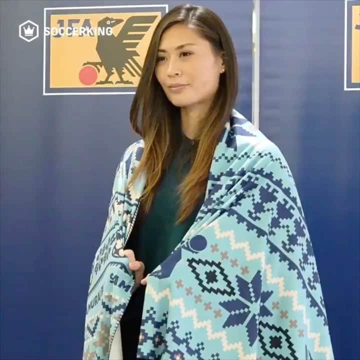 のインスタグラム：「. 宇津木瑠美が「大人女子のための日本代表応援ブランケット」をPR🎉 . 🎥Video by SOCCERKING . #宇津木瑠美 #RumiUtsugi #大人女子 #応援グッズ #なでしこJAPAN #daihyo #サッカー #Football #サッカーキング #⚽️」