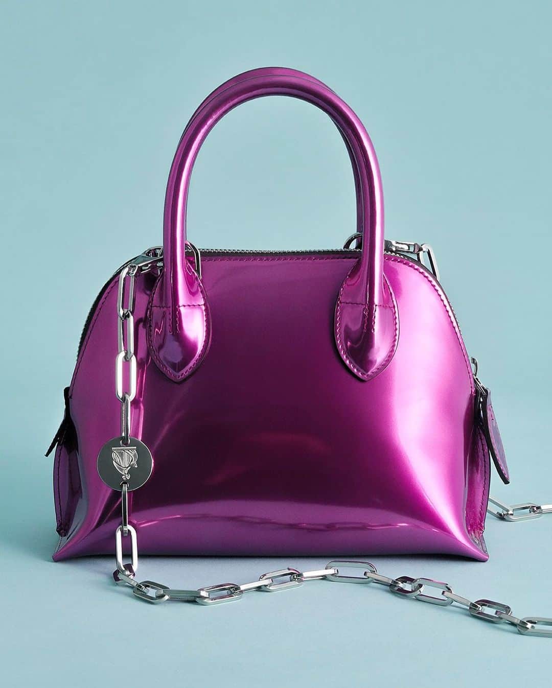 ランバンのインスタグラム：「Mini, metallic and magnetic: the Magot bag makes a luminous gift. Find beautiful presents via link in bio and in Lanvin stores. #LanvinHOLIDAYS #Lanvin」