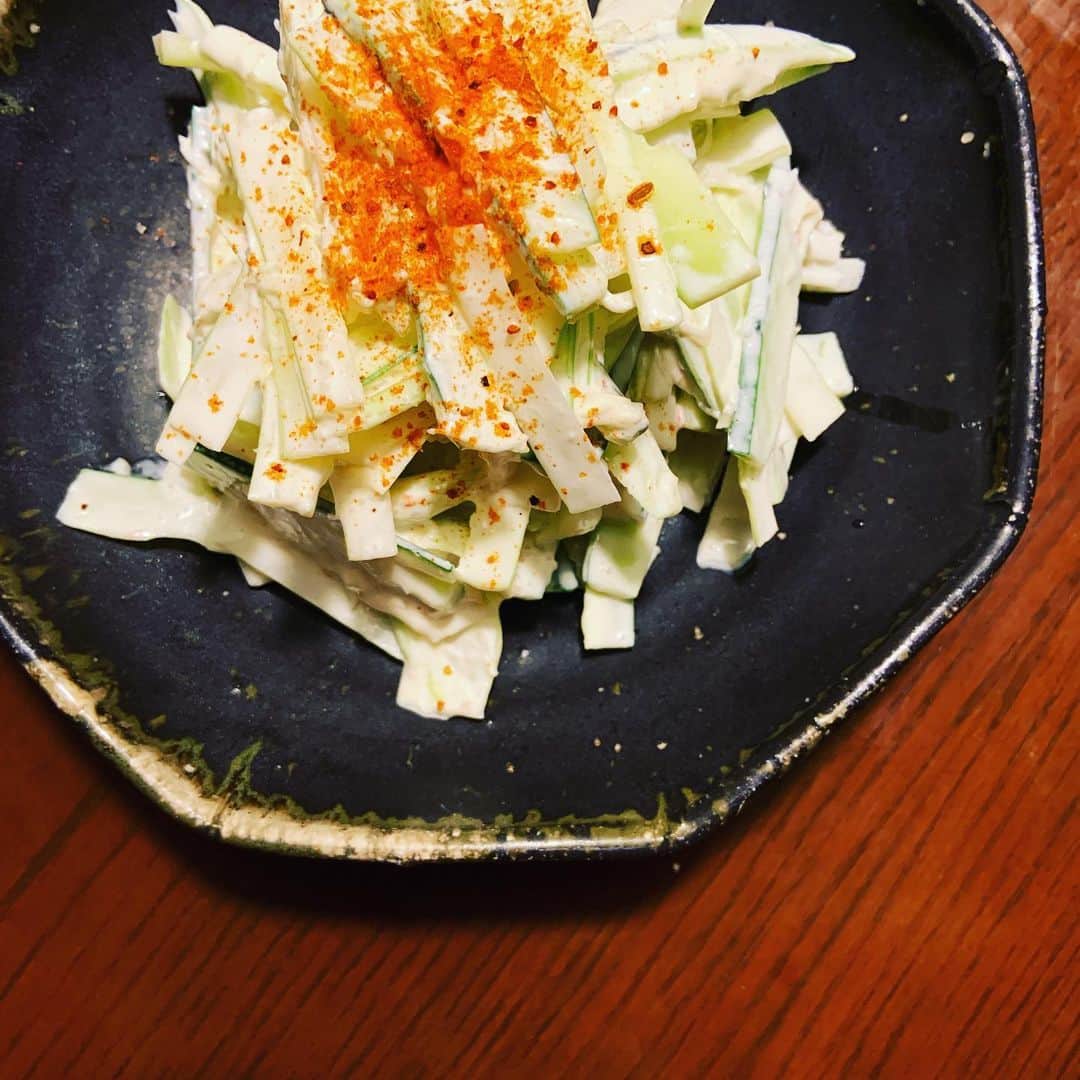志摩有子さんのインスタグラム写真 - (志摩有子Instagram)「サラダはセロリときゅうりの薄切りを蟹のほぐし身とサワークリーム＋マヨネーズ＋レモン汁、塩胡椒と混ぜたもので和える。仕上げにアポックのクレオールスパイスミックス。」12月21日 23時31分 - ariko418