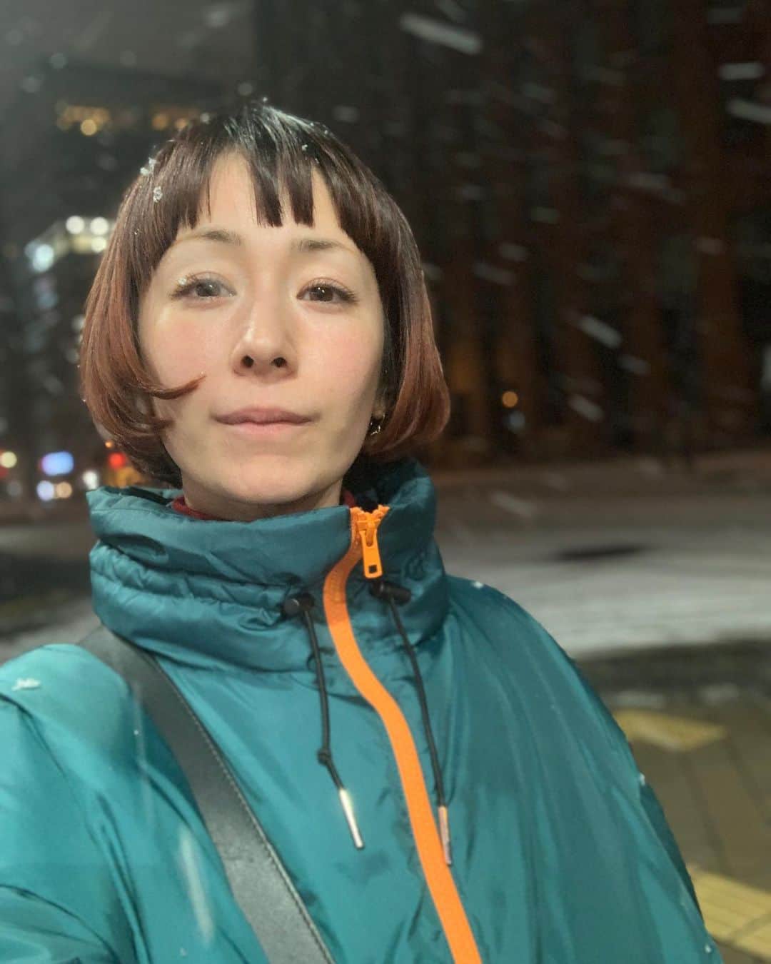 木村カエラさんのインスタグラム写真 - (木村カエラInstagram)「札幌は雪が降っていて、外に出てみたらとても心地よかった。 私の大好きな人は元気でいるだろうか。 そんな風に感じた。  #雪 #北海道」12月21日 23時33分 - kaela_official