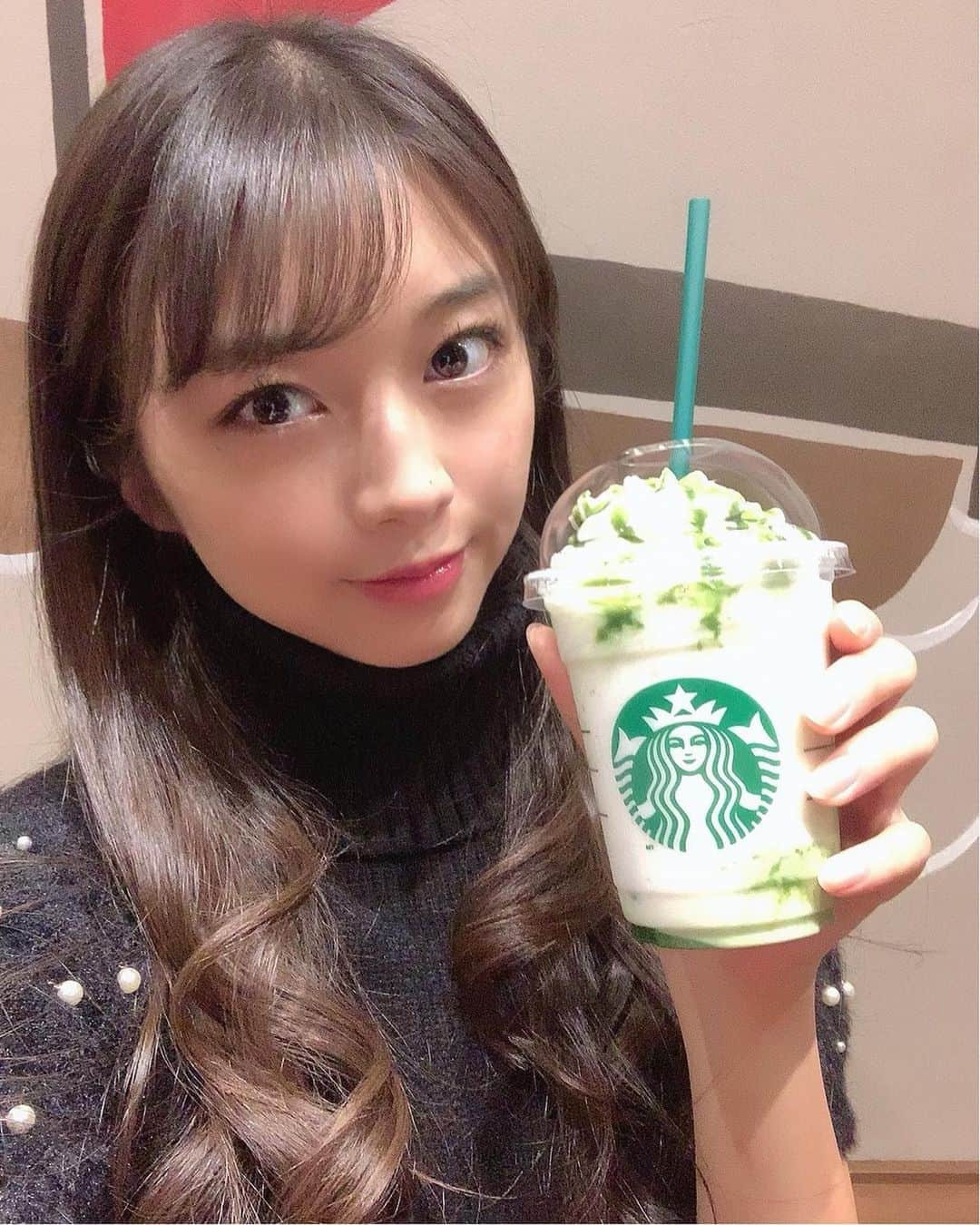 牧野真莉愛さんのインスタグラム写真 - (牧野真莉愛Instagram)「♡ ♡ 💚抹茶 ホワイト チョコレート フラペチーノ💚 ＆ ︎💕︎ハム&マリボーチーズ 石窯フィローネ︎💕︎ ・ レインボーブリッジ眺めながら･･･🐰スターバックス ♡ ♡  #スターバックス #抹茶ホワイトチョコレートフラペチーノ  #石窯フィローネハムアンドマリボーチーズ #モーニング娘19 #morningmusume19」12月21日 23時33分 - maria_makino.official