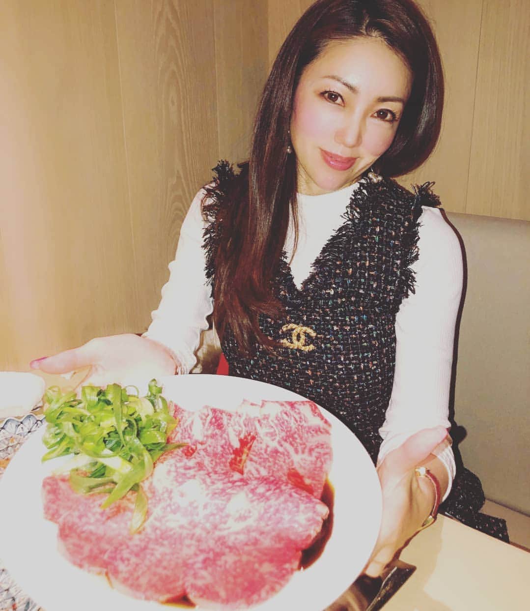 今堀恵理さんのインスタグラム写真 - (今堀恵理Instagram)「11月にオープンした『雪月花たなかさとる』さんに関西グルメ女子4名で行ってきました✨  ドリンクはドン・ペリニヨンにしました 優秀賞受賞神戸牛が出てきました。日本一のお肉が出る　@nikuyasetugekka　雪月花の焼き肉店 【月コース　18000円】 雪月花コンソメスープ 季節野菜のナムル 自家製キムチ 銘柄牛サーロインユッケ 三河満月卵) 黒毛和牛タン厚切り 神戸牛シャトーブリアン 酢橘冷麺 旬野菜サラダ 特産牛赤身 松阪牛サーロイン 三河満月卵 CHOICE MEAL (雪月花カレー or 玉子クッパ or 石焼ビビンバ) CHOICE DOLCE (杏仁豆腐 or クレームブリュレ or クラッシックプディング or 雪月花アイスクリーム) 雪月花 花茶  どれも見た目も美しく、部位により食べ方も違い、さすが雪月花さんです。個室でプライベート空間でゆっくり食べれます  #雪月花たなかさとる　#名古屋グルメ　#名古屋ディナー　#シャトーブリアン　#kobebeef  #雪月花カレー」12月21日 23時35分 - eriimahori