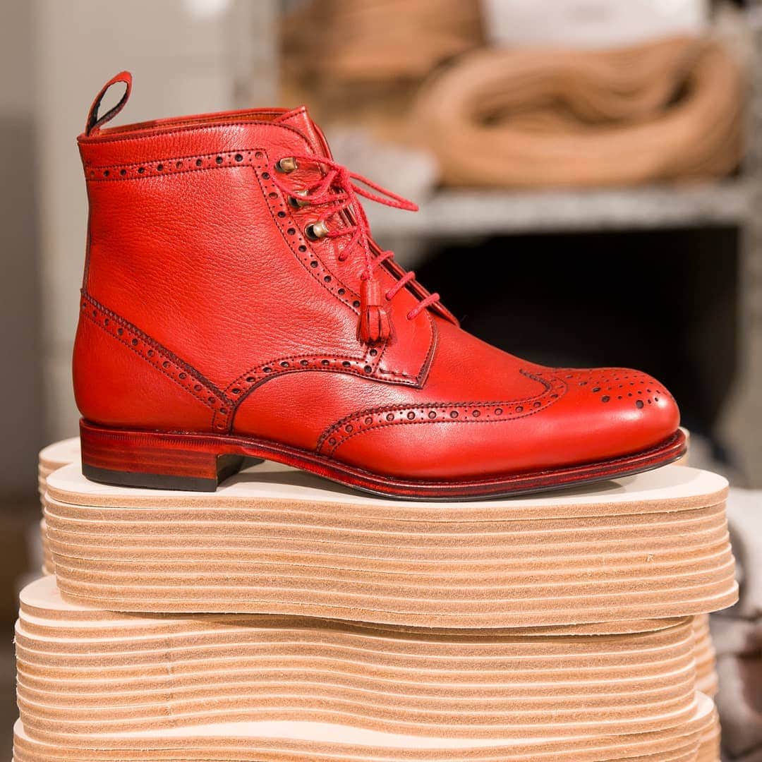 カルミナさんのインスタグラム写真 - (カルミナInstagram)「Red Rusticalf work boots 1535. ​Explore our collection of women boots at Carmina website & stores ​ #carminashoemaker #カルミナ #carmina #goodyearwelted #womenstyle」12月21日 23時47分 - carminashoemaker