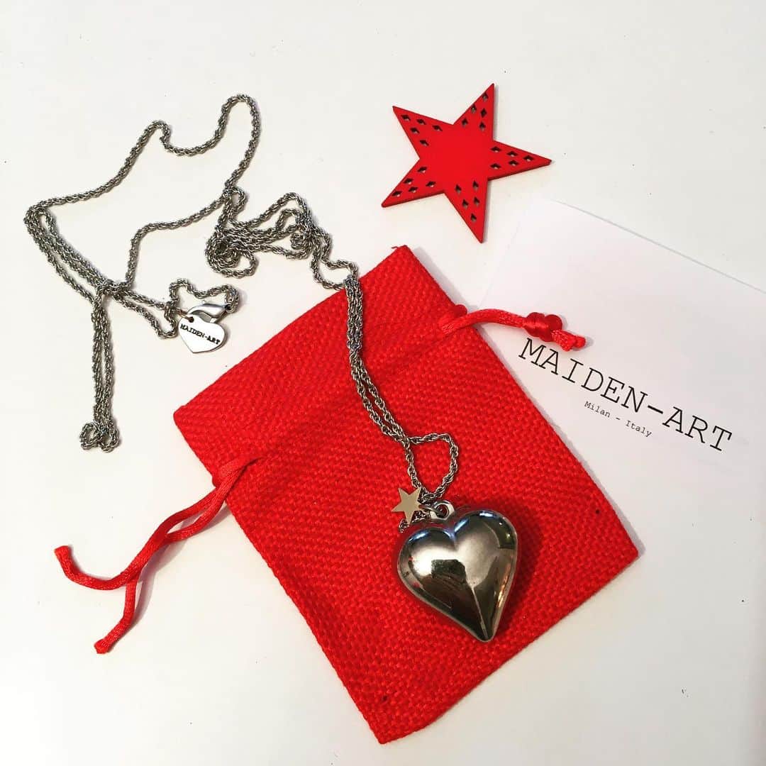 メイデンアートのインスタグラム：「Heart ❤️ necklace and gold star ⭐️ . Collana lunga con cuore in argento e stellina oro 🎄🎄🎄 . #heartnecklace #heartjewelry #bohojewelry #bohojewellery #bohonecklace #bohonecklaces #christmas #bohochristmas #cransmontana #cransmontanaabsolutely #angera #lakemaggiore #varese #varesetheplacetobe #varesenews #varesedoyoulake #shoplocal #gift #giftideas #arona #aronalake」