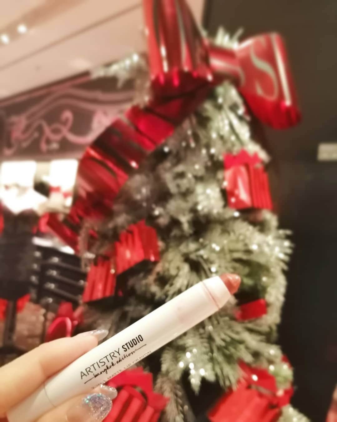 杉山由紀子のインスタグラム：「この日のリップは💄スパイスゴットネス💋 * 毎日の雰囲気にあわせてリップを変えてみましたシリーズ☺️ * 大人っぽい色味で、肌なじみもよい スパイスゴットネスで決まり💄✨✨* * 今回のバンコクのマットリップで杉山一番のお気に入りカラーです♥ * 今までのアーティストリーにない色味なのもポイントです✨✨ * この日はAPEC dayということでケイティ・ペリーのLIVEも✨ * * #マットリップ #lip #パッショニスタ #passionista #ドバイ #ドバイLAS #DUBAI #招待 #旅行 #awjapan  #おすすめ #お気に入り #make #beauty #new #asudiop2  #コーディネート #ケイティペリー #LIVE #merryxmas」