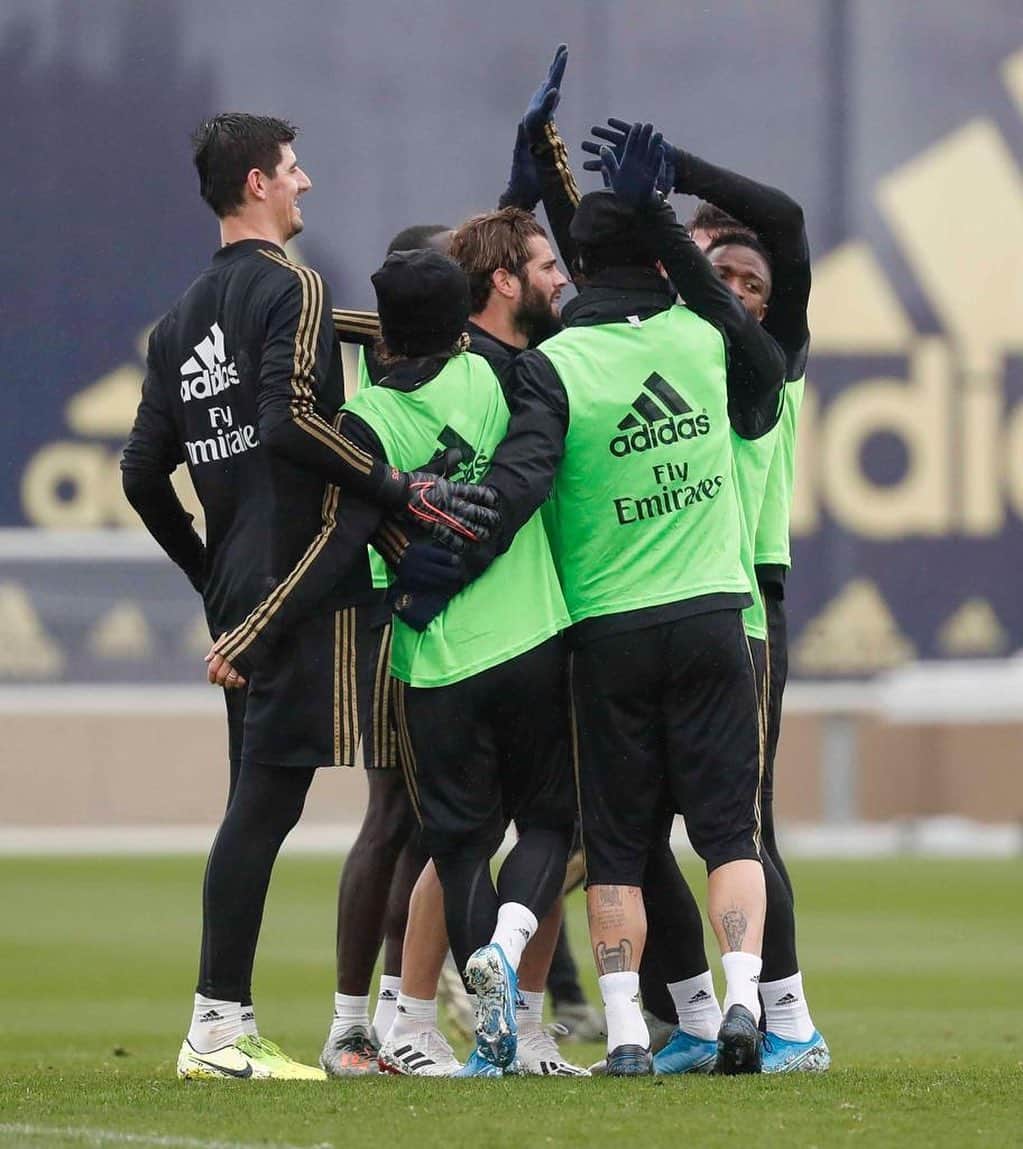 ティボ・クルトゥワのインスタグラム：「Listos para mañana! #HalaMadrid」