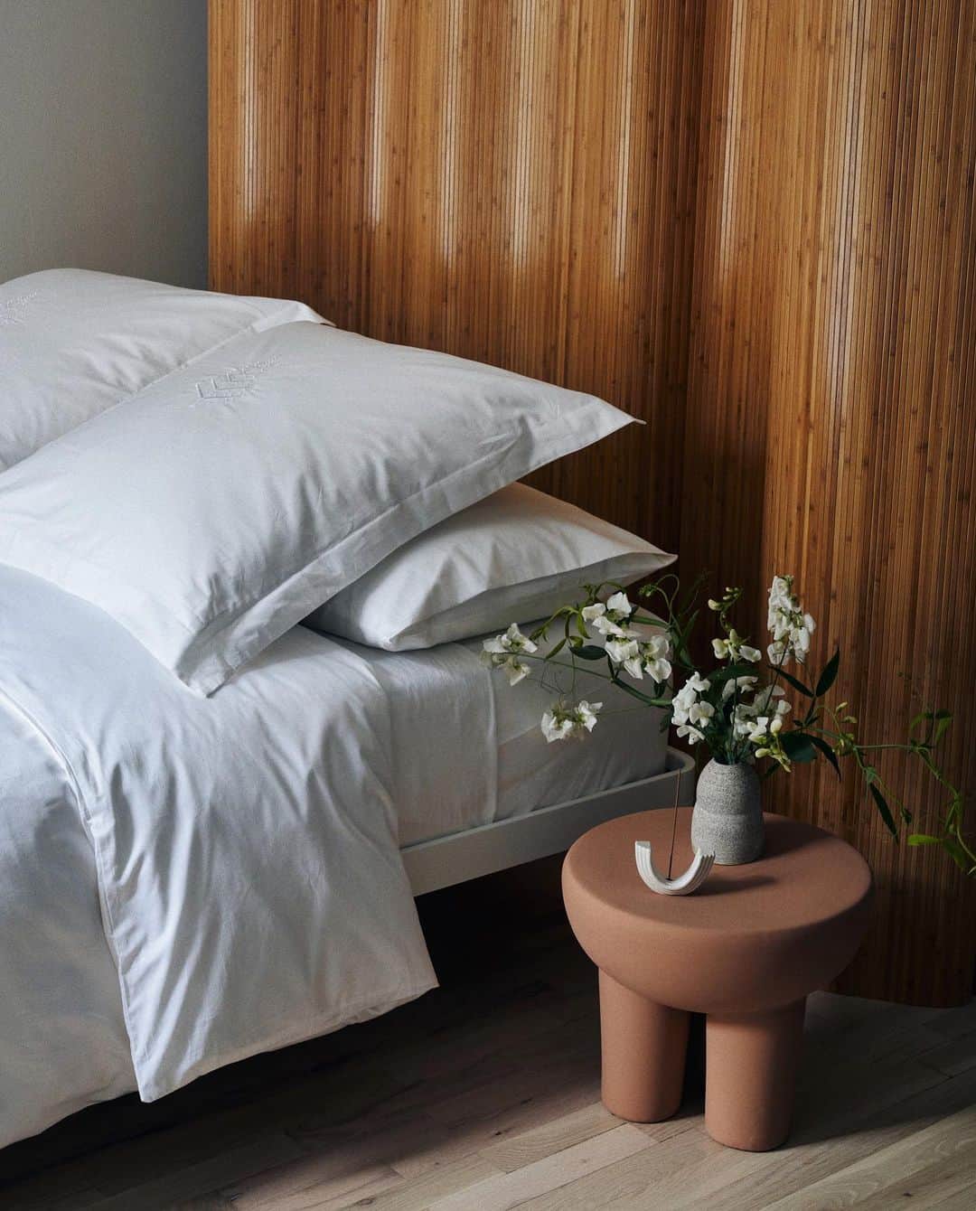 アリス・ガオのインスタグラム：「those of you who know the whole backstory know that for two months, i was sleeping on basically a thin mattress topper on the floor in my studio. now that that's over, i not only have a bed and mattress, but also the newly launched @fourseasons home bedding including new sheets, pillows, and *even* a duvet. safe to say i feel like i’ve been upgraded from economy to first class ⬆️. #shopFS #ad」