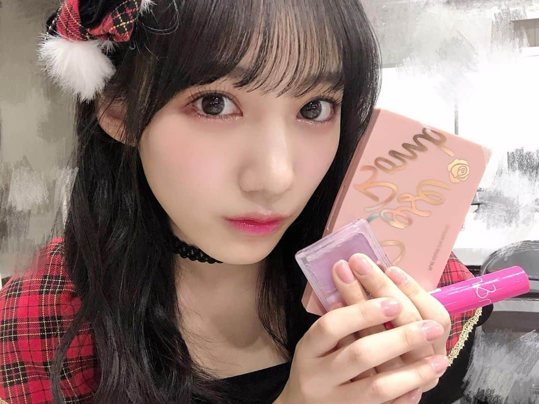 横野すみれさんのインスタグラム写真 - (横野すみれInstagram)「すーちゃんサンタさん🥰🎅﻿ ﻿ ﻿ 今日は、#NMB48 の#なんば式写メ会 でした💗﻿ ﻿ すーちゃんレーンに当たって来てくださった方﻿ ありがとうございました😳﻿ ﻿ ﻿ クリスマス仕様の衣装です！！﻿ ﻿ チェックのサンタさん💫﻿ ﻿ ﻿ 今日のメイクに使ったアイテムを載せました💕 #青みピンク メイク です。﻿ ﻿ 明日の握手会もよろしくお願いしますーちゃん。﻿ ﻿ ﻿ #横野すみれ #サンタ #サンタコス #コスチューム #クリスマス #산타클로스 #코스프레 #偶像 #makeup #ピンクメイク #ブルベ夏 #rom&nd ﻿ ﻿ ﻿ ﻿」12月21日 23時57分 - yokono_sumire