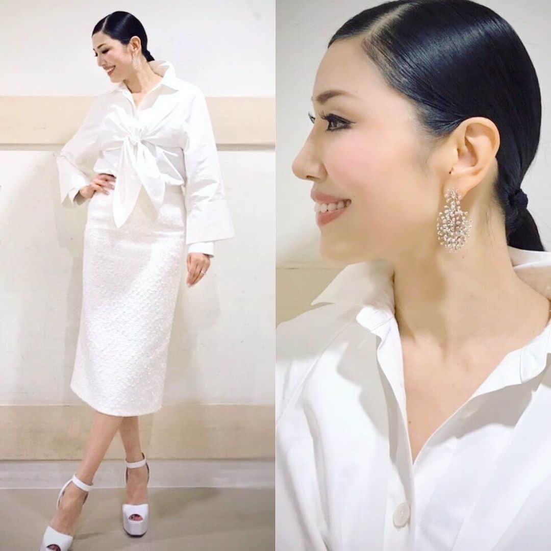 のインスタグラム：「今日は【lalaTVプレゼンツ　Dear Woman's Day クリスマス🎄🎅】のイベントにて、冬コーデ&ビューティトークショー🎤をさせて頂きました😊 。 急な告知となりましたが、会いに来てくださりありがとうございました😊❤️ 。 さて、明日の日曜はカラフルは、高橋みなみちゃんを進行ゲストに、スザンヌちゃんをゲストにお迎えし、有村昆くんで映画紹介です。 お時間許す方は、是非ご覧くださいませ💗 。 #オール白は来春に大流行！ #この冬はベイクドカラーのブラウンやレオパードやチェックが楽しい🎵 #個人的にはポンチョコートがツボ❤️ シャツとスカート　　#adore  ジュエリー　　#grosse @ginza_mitsukoshi @adore_jp #whitecode」
