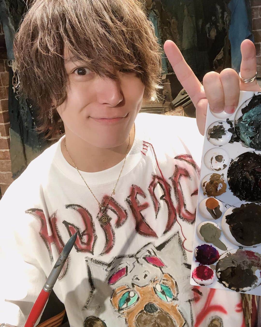 のインスタグラム：「H∀PEAC∃㊗️4周年🐕🎂🎨！！ . 2019年12月21日。 . 本日で僕の手掛けるブランド【H∀PEAC∃ @hapeace1221 】が4歳になりました🐕🎂🍀！！大感謝！ . 本当にほんとうに絶賛ありがとうございます☺️🍀！！ . 毎度恒例こういう記念日にはひたすら我が儘に好きを振り切ったお遊びPAOONIをリリースする変態です。どうも引地です。 . 🤘😇🍀w . 今後も、本艦であるKinCrossWorld @kincrossworld 諸共、『好きを追求』して沢山ハッピースな服を創り続けていきますゆえ、、、 . 何卒と、、！！、 . 5年目も絶賛宜しくお願い致します🐕🍀！！！ . . . ナイスぱおーに🤘😼🍀！！！ . . . #KinCrossWorld #HAPEACE #4周年 #4thanniversary 🐕🎂🎂🎂🎂 #引地髪服 #ぱおーに 🤘😼 #art #artwork #fashion #handmade #remake  #JAPAN #原宿  #love #photooftheday #fashion #followme #style  #followmeto  #fashionista  #ootdfashion #ootd  #ファッション #秋冬コーデ #coordinate #code #ファッションコーデ #コーデ #whatwewear」