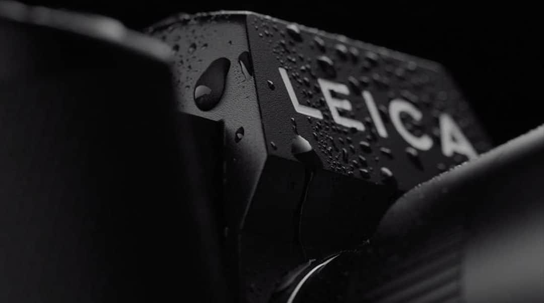 ライカさんのインスタグラム写真 - (ライカInstagram)「"Because I do so much traveling and I’m always on the go, I need a camera that is fundamentally solid. There are times when I have to work in the pouring rain, or shoot in the Arctic at minus 45. The SL series is perfect for such adventures because of its robust construction." (Patrick Domingo, Austria) Find out more about the new #LeicaSL2 (link in bio). #Leica #LeicaCamera #📷🔴 #itsyourchoice」12月22日 0時00分 - leica_camera