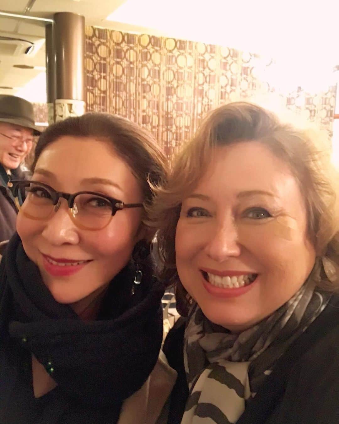 キャシー中島さんのインスタグラム写真 - (キャシー中島Instagram)「*﻿ 風邪ぴっきで、咳も出始めたけど、﻿ 大切な友人と食事をしました。﻿ ﻿ 1990年初めの頃、テレビ朝日で昼２時からのワイドショー「こんにちわ2時」という番組に出ていました。﻿ MCは婦人公論の元編集長#水口義朗 さん。﻿ そして曜日変わりで私、#安藤和津 さん、富士真奈美さん、そして#加藤タキ さんも出てらっしゃいました。﻿ その中の４人が銀座でワイワイ同窓会です！﻿ ディレクターの坂本さんも一緒です。﻿ みんな素敵に年を重ねました。﻿ 水口さんはなんと85歳ですって！﻿ 見えないよね！？﻿ みんなすごーーくげんき！﻿ 思い出話の花が咲きました。﻿ 「またこんな会をやろうね」と約束をしてお開きになりました。﻿」12月22日 0時12分 - official_kathynakajima