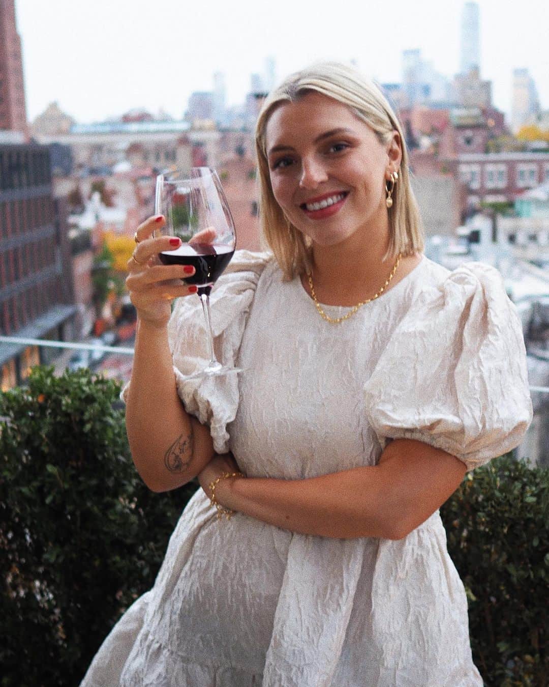 Estée Lalondeのインスタグラム：「A toast to the end of an adventure learning all about the first all-electric @mini and the world of MINI during the #ChargedWithPassion campaign. It’s more than just a car, it’s a lifestyle and I’m looking forward to a test drive! #MINI #MINIElectric #AD {MINI Cooper SE*: Energy consumption in kWh/100 km combined: 16.8/14.8, Fuel consumption in l/100 km combined: 0, CO2 emissions in g/km combined: 0. The driving range depends on a variety of factors, especially: personal driving behaviour, selected route, weather conditions, usage of heating/cooling and preconditioning. *These figures are preliminary values and have not yet been confirmed. Subject to change.}」