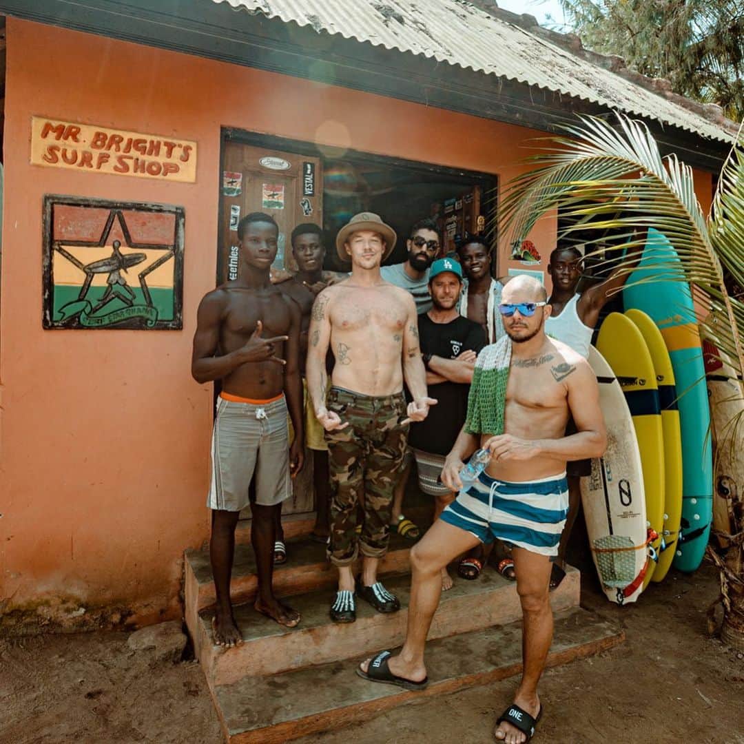 メジャー・レーザーのインスタグラム：「There’s a misconception around the world that Africa isn’t safe, that it’s not a place you should want to visit. We’ve been around the world a few times now... and it’s hard to find people as welcoming and kind as every single person we talked to in Accra. Playing these African shows, you can’t help but believe in the idea that we are all one, that we can always choose to be kind, that we can celebrate the things that make us different rather than fear connecting with new cultures and ideas. Thank you Ghana, from Tumu down to Cape Coast, thank you.」